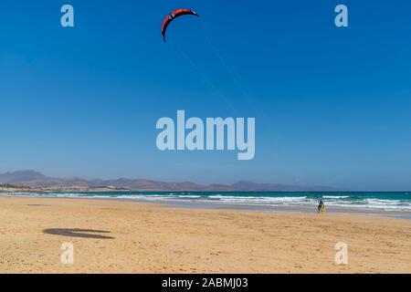 Kite surfer sur la magnifique Playa de Sotavento Beach à Fuerteventura, Îles Canaries, Espagne Banque D'Images