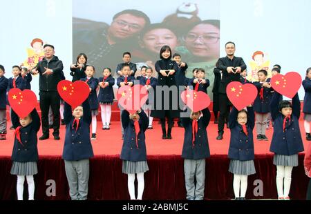 Xuzhou, Jiangsu, Chine. 28 Nov, 2019. Jiangsu, Chine - un accueil chaleureux et touchant de Grâce cérémonie a eu lieu pour les enfants à l'école expérimentale à Suzhou Pingjiang, ville de la Chine de l'est de la province de Jiangsu, le 28 novembre 2019.Par le biais d'activités, on enseigne aux enfants à garder un coeur reconnaissant sur le chemin de la croissance.L'ensemble de la cérémonie est divisé en trois chapitres : gratitude pour les compagnons, de la gratitude pour les enseignants, et la gratitude pour le pays.plus de 400 enfants ont participé à l'activité sous forme de récitation de poésie, sports show et chants de performances. (Crédit Image : © SIPA l'Asie via ZUMA Wi Banque D'Images