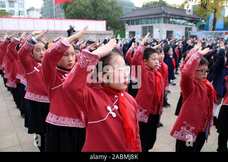 Xuzhou, Jiangsu, Chine. 28 Nov, 2019. Jiangsu, Chine - un accueil chaleureux et touchant de Grâce cérémonie a eu lieu pour les enfants à l'école expérimentale à Suzhou Pingjiang, ville de la Chine de l'est de la province de Jiangsu, le 28 novembre 2019.Par le biais d'activités, on enseigne aux enfants à garder un coeur reconnaissant sur le chemin de la croissance.L'ensemble de la cérémonie est divisé en trois chapitres : gratitude pour les compagnons, de la gratitude pour les enseignants, et la gratitude pour le pays.plus de 400 enfants ont participé à l'activité sous forme de récitation de poésie, sports show et chants de performances. (Crédit Image : © SIPA l'Asie via ZUMA Wi Banque D'Images