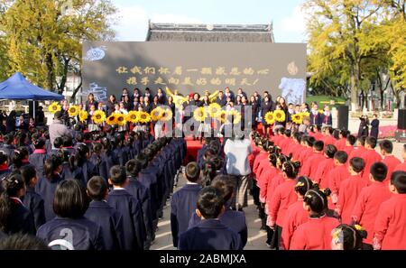 Xuzhou, Jiangsu, Chine. 28 Nov, 2019. Jiangsu, Chine - un accueil chaleureux et touchant de Grâce cérémonie a eu lieu pour les enfants à l'école expérimentale à Suzhou Pingjiang, ville de la Chine de l'est de la province de Jiangsu, le 28 novembre 2019.Par le biais d'activités, on enseigne aux enfants à garder un coeur reconnaissant sur le chemin de la croissance.L'ensemble de la cérémonie est divisé en trois chapitres : gratitude pour les compagnons, de la gratitude pour les enseignants, et la gratitude pour le pays.plus de 400 enfants ont participé à l'activité sous forme de récitation de poésie, sports show et chants de performances. (Crédit Image : © SIPA l'Asie via ZUMA Wi Banque D'Images