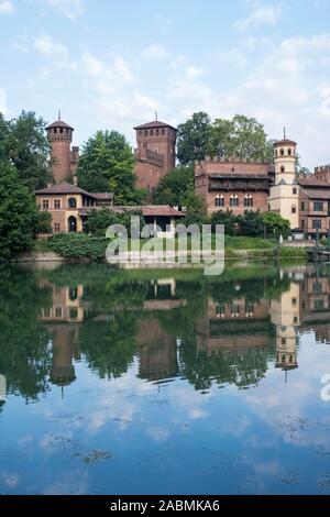 L'Italie, Turin : le Borgo Medievale dans le parc du Valentino, sur les rives de la rivière Po Banque D'Images