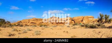 Panorama d'un camping minimaliste en face d'une formation rocheuse près d'Blutkuppe, Namib Naukluft Park, Namibie, Afrique Banque D'Images