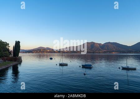 Alpine Lake Maggiore avec des montagnes à Locarno, Canton du Tessin, de l'autre côté de la frontière internationale entre la Suisse et l'Italie Banque D'Images