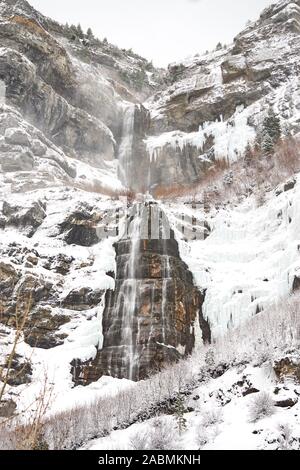 Jusqu'à la chute de Bridal Veil dans Provo Canyon sur une journée d'hiver enneigée. Banque D'Images