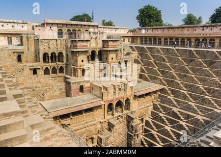 Chand Baori Abhaneri en cage, village de l'Inde Banque D'Images