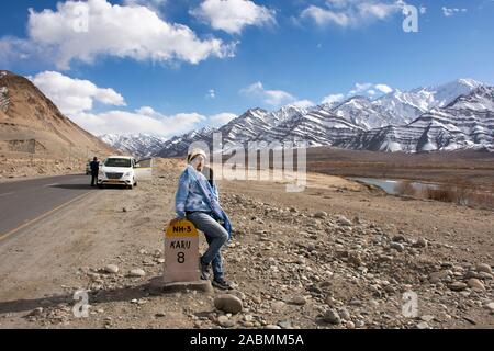 Voyageurs femme thaïlandaise travel visiter pour prendre une photo avec retro jalon sur la route Manali Leh sur distance de l'information et de Srinagar à Leh Leh Highway L Banque D'Images