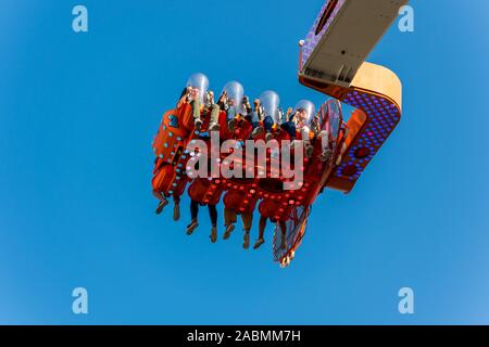 Les personnes ayant l'amusement sur l'extrême radical entertainment dans un parc d'au Jardin des Tuileries à Paris, France Banque D'Images