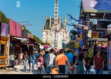 Beaucoup de gens s'amuser radical dans un parc d'au Jardin des Tuileries à Paris, France Banque D'Images