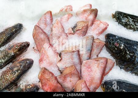 Red Snapper sans tête, du poisson frais sur la glace décoré pour vendre au marché. Banque D'Images