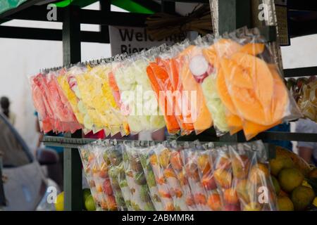 Coupe de fruits dans des sacs en plastique - vente de fruits - street food Antigua Guatemala Banque D'Images