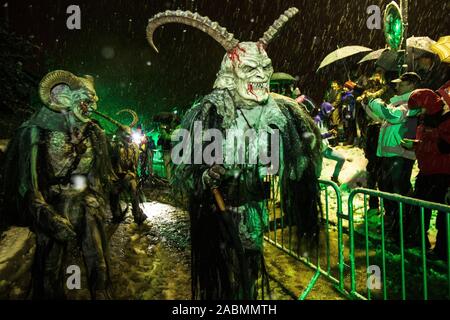 Goričane, Slovénie, Novembre 21, 2015 : Krampusse à pied dans une procession à l'assemblée annuelle de l'événement nuit Krampus dans Goričane, Slovénie, où plus de 500 Krampusse de cinq pays se rassemblent pour une course (Krampuslauf Krampus traditionnels). Banque D'Images