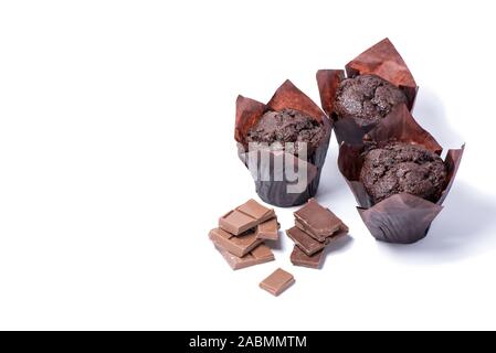 Des muffins délicieux avec des tranches de chocolat isolé sur fond blanc Banque D'Images