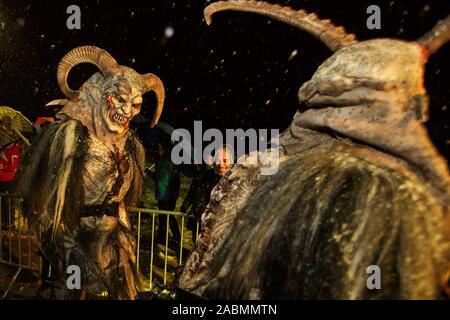 Goričane, Slovénie, Novembre 21, 2015 : Krampusse à pied dans une procession à l'assemblée annuelle de l'événement nuit Krampus dans Goričane, Slovénie, où plus de 500 Krampusse de cinq pays se rassemblent pour une course (Krampuslauf Krampus traditionnels). Banque D'Images