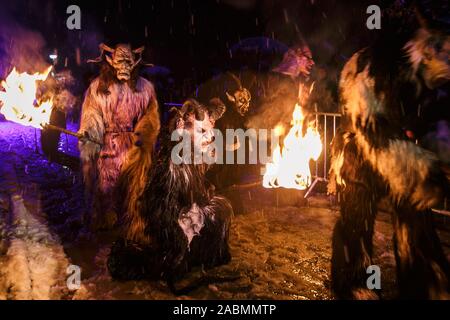 Goričane, Slovénie, Novembre 21, 2015 : Krampusse à pied dans une procession à l'assemblée annuelle de l'événement nuit Krampus dans Goričane, Slovénie, où plus de 500 Krampusse de cinq pays se rassemblent pour une course (Krampuslauf Krampus traditionnels). Banque D'Images