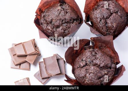 Des muffins délicieux avec des tranches de chocolat isolé sur fond blanc Banque D'Images