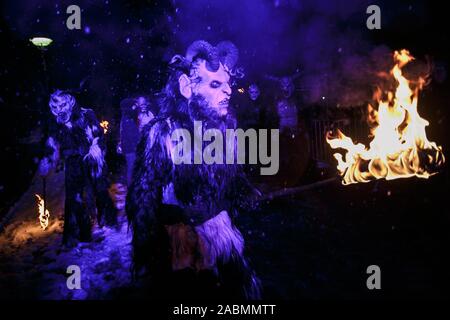 Goričane, Slovénie, Novembre 21, 2015 : Krampusse à pied dans une procession à l'assemblée annuelle de l'événement nuit Krampus dans Goričane, Slovénie, où plus de 500 Krampusse de cinq pays se rassemblent pour une course (Krampuslauf Krampus traditionnels). Banque D'Images