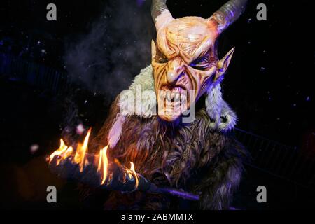 Goričane, Slovénie, Novembre 21, 2015 : Un Krampus est titulaire d'une torche à l'assemblée annuelle de l'événement nuit Krampus dans Goričane, Slovénie, où plus de 500 Krampusse de cinq pays se rassemblent pour une course (Krampuslauf Krampus traditionnels). Banque D'Images