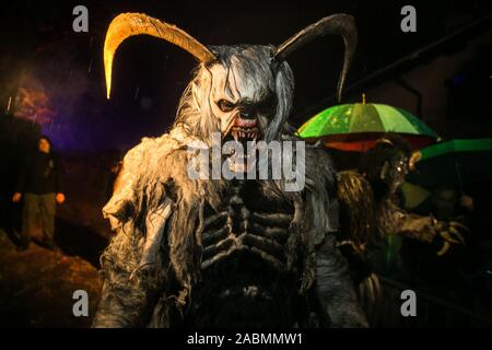 Goričane, Slovénie, Novembre 21, 2015 : Un Krampus promenades dans une procession à l'assemblée annuelle de l'événement nuit Krampus dans Goričane, Slovénie, où plus de 500 Krampusse de cinq pays se rassemblent pour une course (Krampuslauf Krampus traditionnels). Banque D'Images