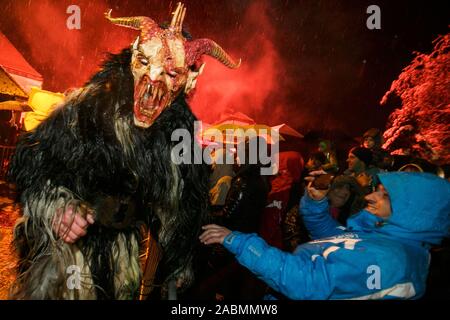 Goričane, Slovénie, le 21 novembre 2015 : une peur Krampus Krampus spectateurs lors de l'assemblée annuelle de l'événement nuit à Goričane, Slovénie, où plus de 500 Krampusse de cinq pays se rassemblent pour une course (Krampuslauf Krampus traditionnels). Banque D'Images