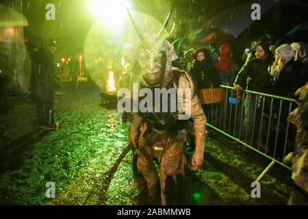 Goričane, Slovénie, Novembre 21, 2015 : Un Krampus promenades dans une procession à l'assemblée annuelle de l'événement nuit Krampus dans Goričane, Slovénie, où plus de 500 Krampusse de cinq pays se rassemblent pour une course (Krampuslauf Krampus traditionnels). Banque D'Images