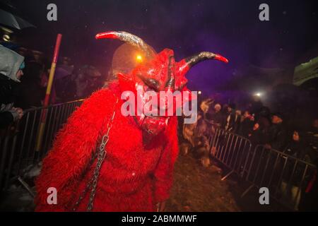 Goričane, Slovénie, Novembre 21, 2015 : Un Krampus promenades dans une procession à l'assemblée annuelle de l'événement nuit Krampus dans Goričane, Slovénie, où plus de 500 Krampusse de cinq pays se rassemblent pour une course (Krampuslauf Krampus traditionnels). Banque D'Images