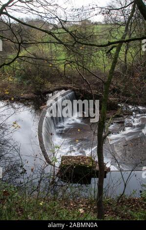 Autour de l'UK - un barrage sur la rivière Le Millefeuille à la périphérie de Chorley, Lancashire, UK Banque D'Images