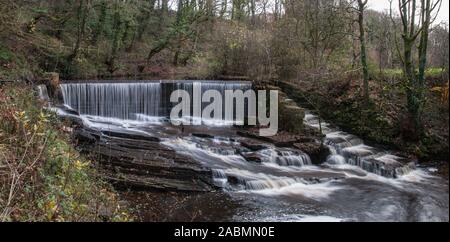 Autour de l'UK - un barrage sur la rivière Le Millefeuille à la périphérie de Chorley, Lancashire, UK Banque D'Images