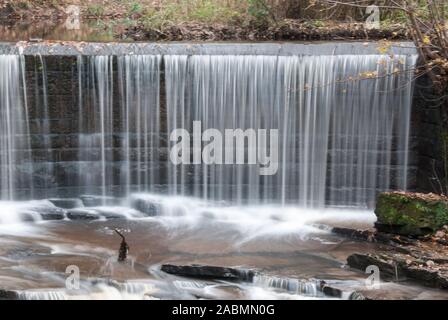 Autour de l'UK - un barrage sur la rivière Le Millefeuille à la périphérie de Chorley, Lancashire, UK Banque D'Images