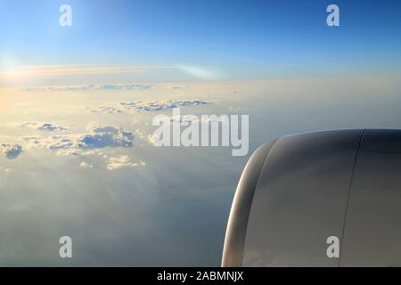 Matin nuageux lever du soleil avec des ailes d'un avion. photo pour ajouter un message texte ou image site web. Concept de voyage Banque D'Images