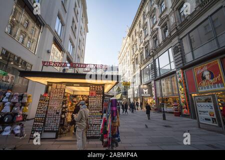 Vienne, Autriche - le 6 novembre 2019 : Magasin de souvenirs sur l'avenue de Vienne Les Strasse, dans un kiosque, l'affichage de plusieurs pièces avec l'icône de marque Banque D'Images