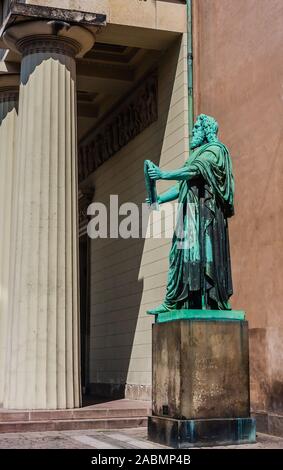 Statue de Moïse à l'extérieur de Vor Frue Kirke, la cathédrale Sainte Marie, l'église Notre Dame, Copenhague, Danemark Banque D'Images