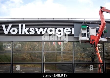 Du Nouveau-Brunswick, de l'Allemagne. 28 Nov, 2019. Les plaques Les travailleurs en face du hall nom. À la demande du promoteur, le 'Volkswagen Halle' sera lettrage dissimulée lors du congrès du parti fédéral de l'AfD. L'AfD tient sa conférence du parti fédéral à Brunswick du 30 novembre au 1 décembre. Credit : Sina Schuldt/dpa/Alamy Live News Banque D'Images