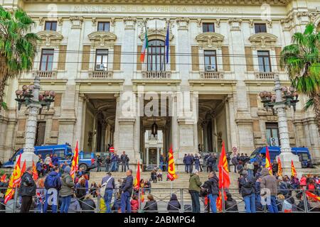 Rome, Italie grande foule des Italiens qui protestaient devant tranquillement Ministero dell Istruzione, ministère du gouvernement italien, en vertu de la présence policière. Banque D'Images