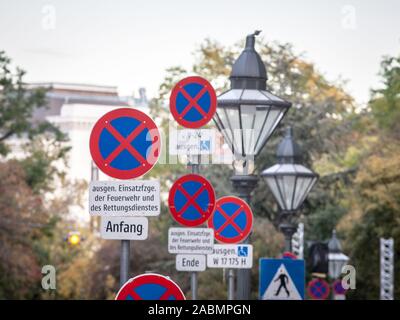 Vienne, Autriche - le 6 novembre 2019 : pas de signes d'arrêt, beaucoup d'entre eux sur un seul lieu, le respect des normes routières européennes, également appelé prolongement dégagé, indic Banque D'Images