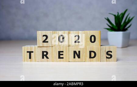 Le mot et les tendances 2020 sur bloc cube de bois. Concept tendance 2020 Banque D'Images