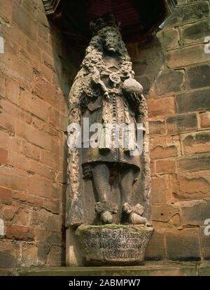 C 17ème statue du roi Charles II en dehors de l'angle sud du transept sud de la cathédrale de Lichfield, dans le Staffordshire, Angleterre, Royaume-Uni. Banque D'Images