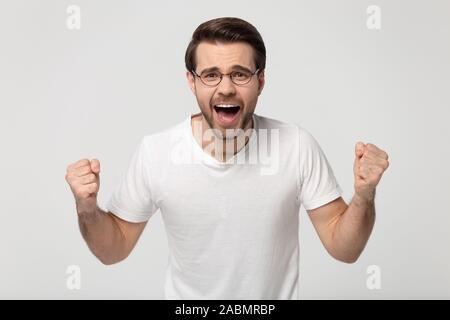 Heureux l'Homme à lunettes se sentir excité pour une bonne offre de vente Banque D'Images