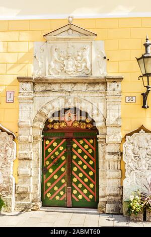 L'Estonie, Tallinn, rue Pikk, Mustpeade Maja (Maison de la Confrérie des points noirs), porte Banque D'Images