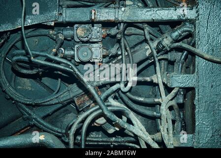 Les détails du moteur. Moteur de vieilles et rouillées des pièces du moteur. Close up of old rusty et pièces de moteur pour automobile. Banque D'Images