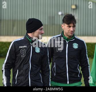 Tranent, Ormiston, East Lothian.L'Ecosse. UK. 28 novembre 2019. Hibernian Christian Doidge (9) & Joe Newell (11), arrivent pour séance de formation pour les Scottish Premiership match contre Kilmarnock. Crédit : eric mccowat/Alamy Live News Banque D'Images