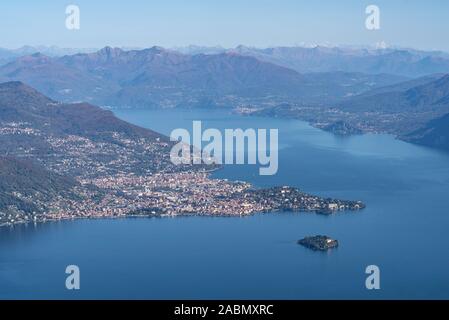 Vue sur le lac Majeur, à partir du haut de la montagne Mottarone, près de la ville de Stresa dans l'ouest des Alpes, région du Piémont, Italie Banque D'Images