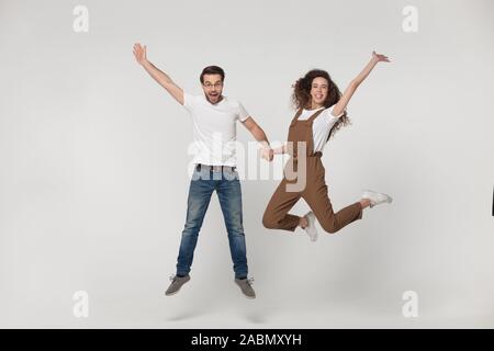 Jeune couple excité s'amuser en studio jumping Banque D'Images