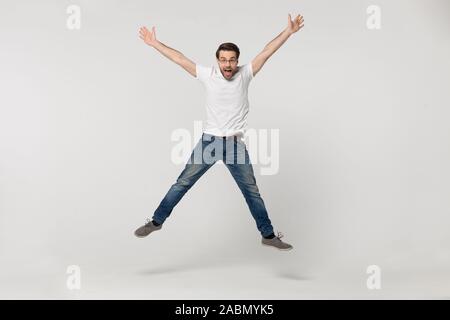 Heureux guy millénaire s'amuser à casting studio Banque D'Images