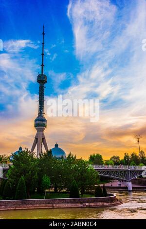 Tour de Télévision de Tachkent vu depuis le parc au Mémorial des Victimes de la répression à Tachkent, Ouzbékistan Banque D'Images