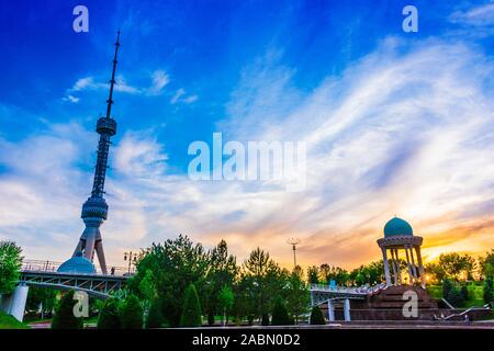 Tour de Télévision de Tachkent vu depuis le parc au Mémorial des Victimes de la répression à Tachkent, Ouzbékistan Banque D'Images