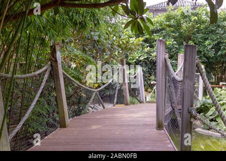 Un pont de bois dans le parc, London, Royaume-Uni, 2019 Banque D'Images