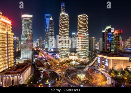 Lujiazui skyline illuminée et la ceinture périphérique passerelle circulaire, Shanghai, Chine Banque D'Images