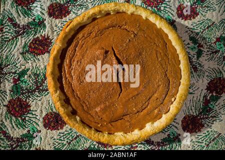 Tarte à la citrouille faits maison fraîchement préparés. C'est un dessert avec une tarte au potiron épicé, crème à base de remplissage. Banque D'Images