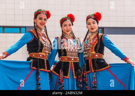 NUKUS, OUZBÉKISTAN - 6 mai 2019 : trois danseurs habillés traditionnellement à Nukus (Ouzbékistan) Banque D'Images