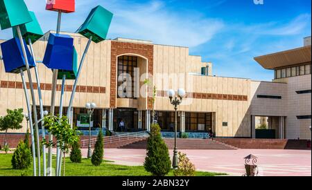 NUKUS, OUZBÉKISTAN - Mai 6, 2019 : Musée d'art d'état de la République du Karakalpakstan à Nukus (Ouzbékistan) Banque D'Images